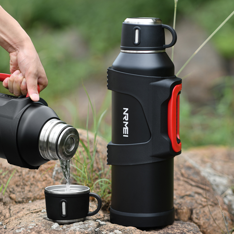 Outdoor Camping Water Jug - เหยือกเก็บความร้อนสแตนเลสพร้อมที่กรองชา กระติกน้ำร้อนแบบพกพาสำหรับกิจกรรมกลางแจ้ง ความจุขนาดใหญ่ เหมาะสำหรับตั้งแคมป์และเดินป่า